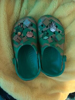 Minecraft CROCS Kids Green Camo Clog Sandals with Game Block Charms